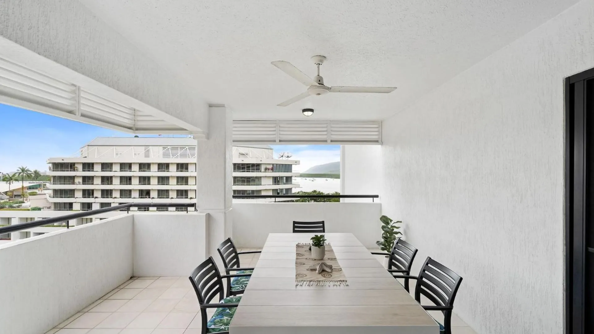 Belle Escapes 702 Cbd Apartment With Elevated City And Water Views Cairns 0*,