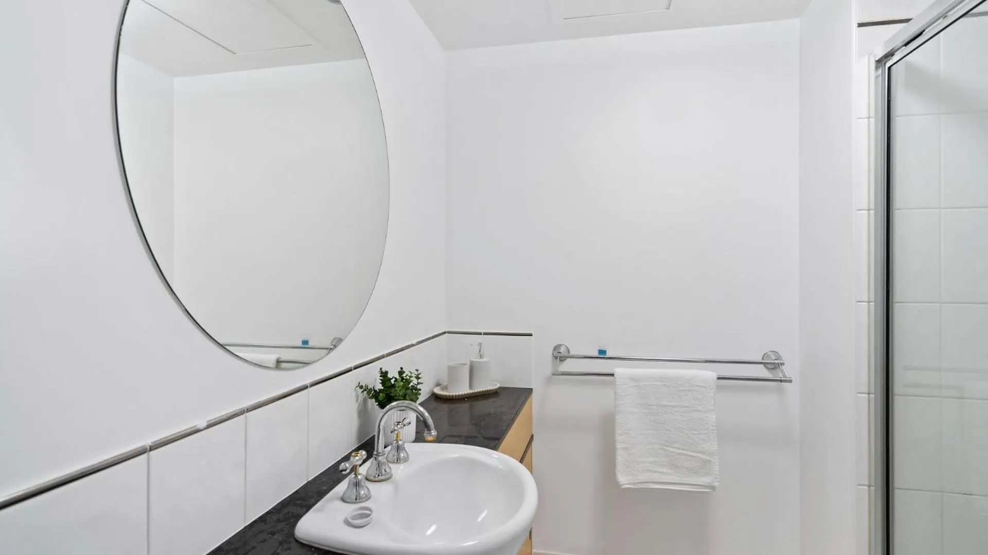 Belle Escapes 702 Cbd Apartment With Elevated City And Water Views Cairns Australia