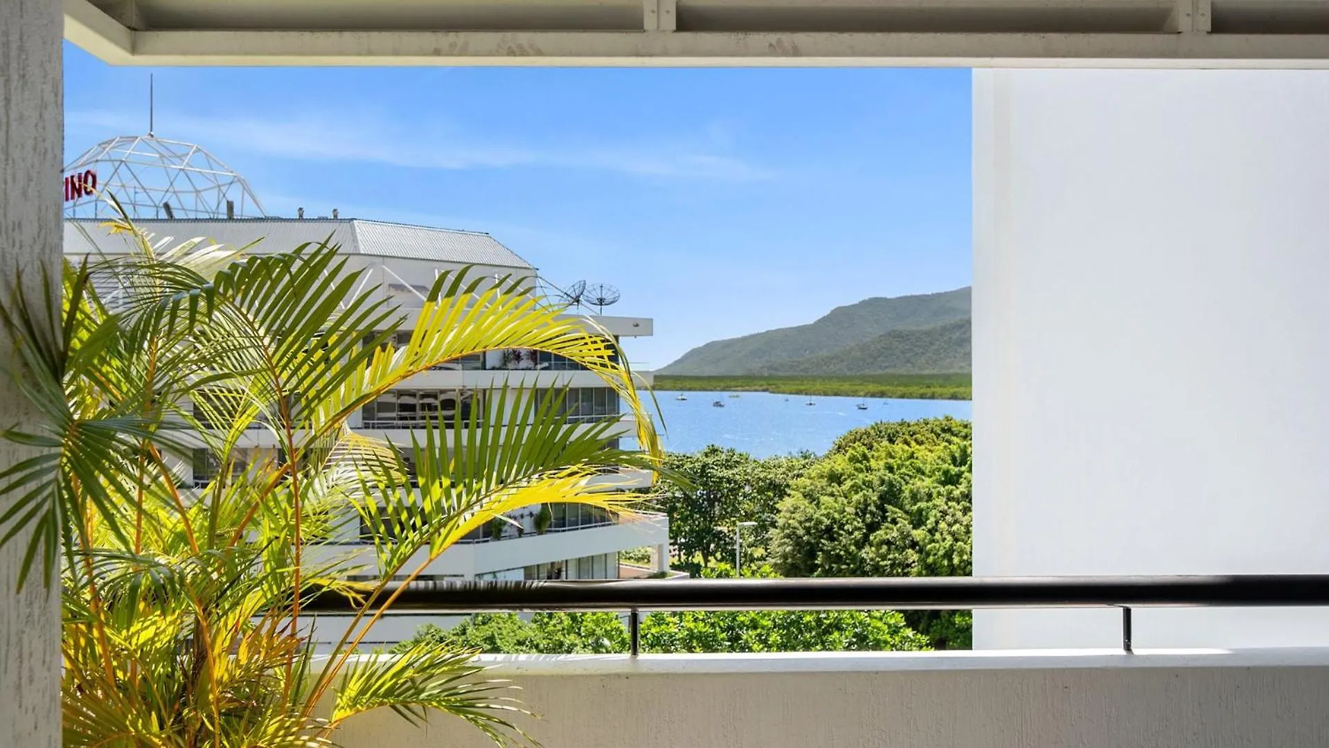 Belle Escapes 702 Cbd Apartment With Elevated City And Water Views Cairns